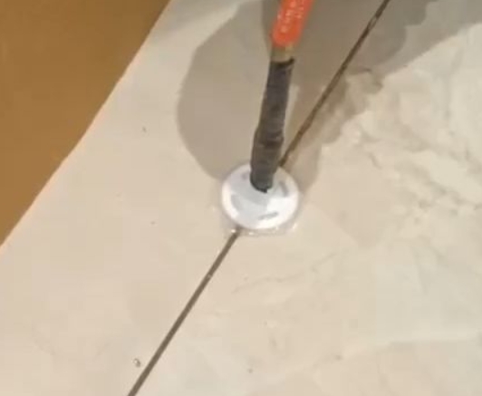 喀什瓷砖空鼓维修公司专业解答瓷砖在铺贴过程中，如果没有涂抹均匀到位的粘结材料（如水泥砂浆或瓷砖胶），可能会导致以下问题