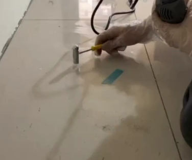 喀什瓷砖开裂维修公司专业分享瓷砖在铺贴前如果没有沥干水分，将会导致以下问题